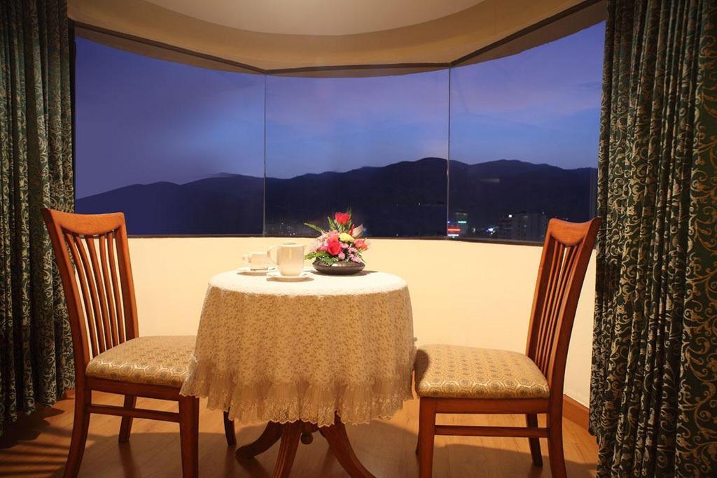 Furama Chiang Mai Hotell Exteriör bild