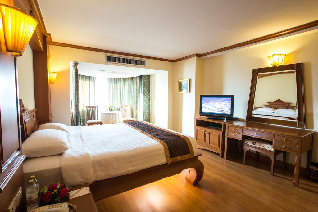 Furama Chiang Mai Hotell Exteriör bild