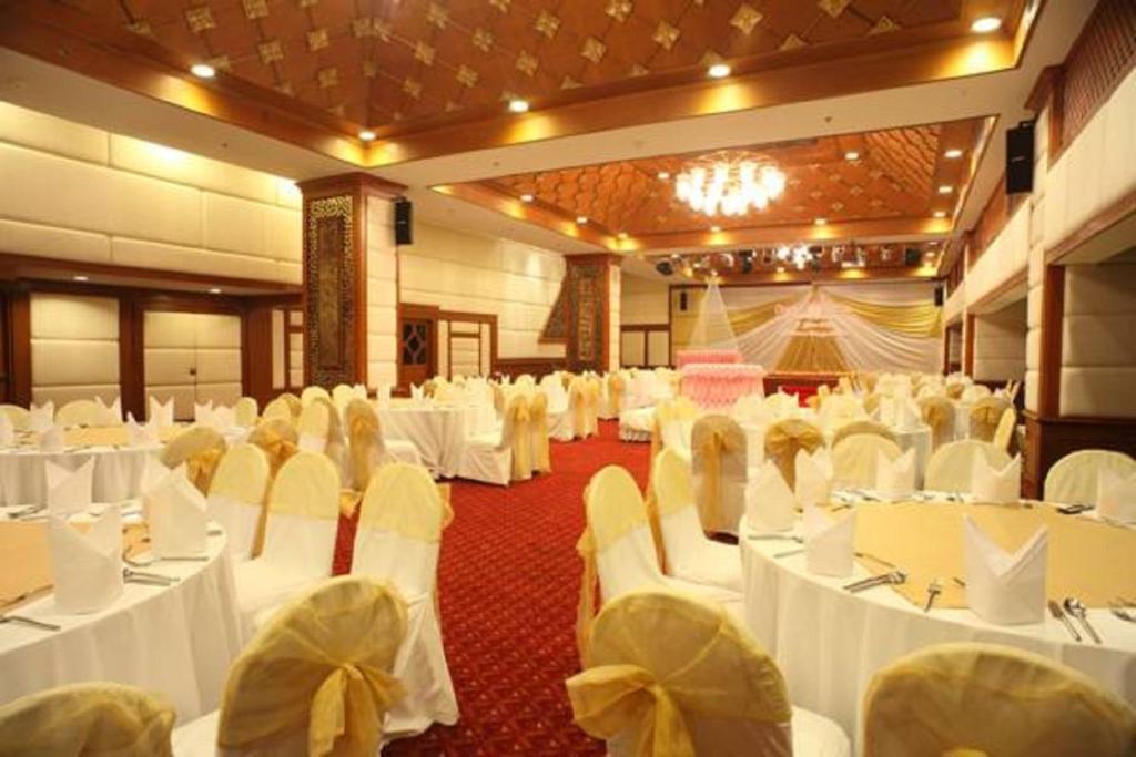 Furama Chiang Mai Hotell Exteriör bild