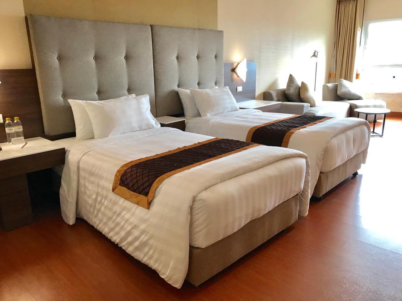 Furama Chiang Mai Hotell Exteriör bild
